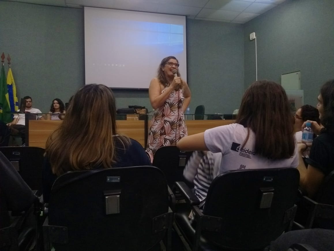 Professora Teresa Lima emociona-se contando sua história de vida durante a primeira Reunião Geral de 2019.