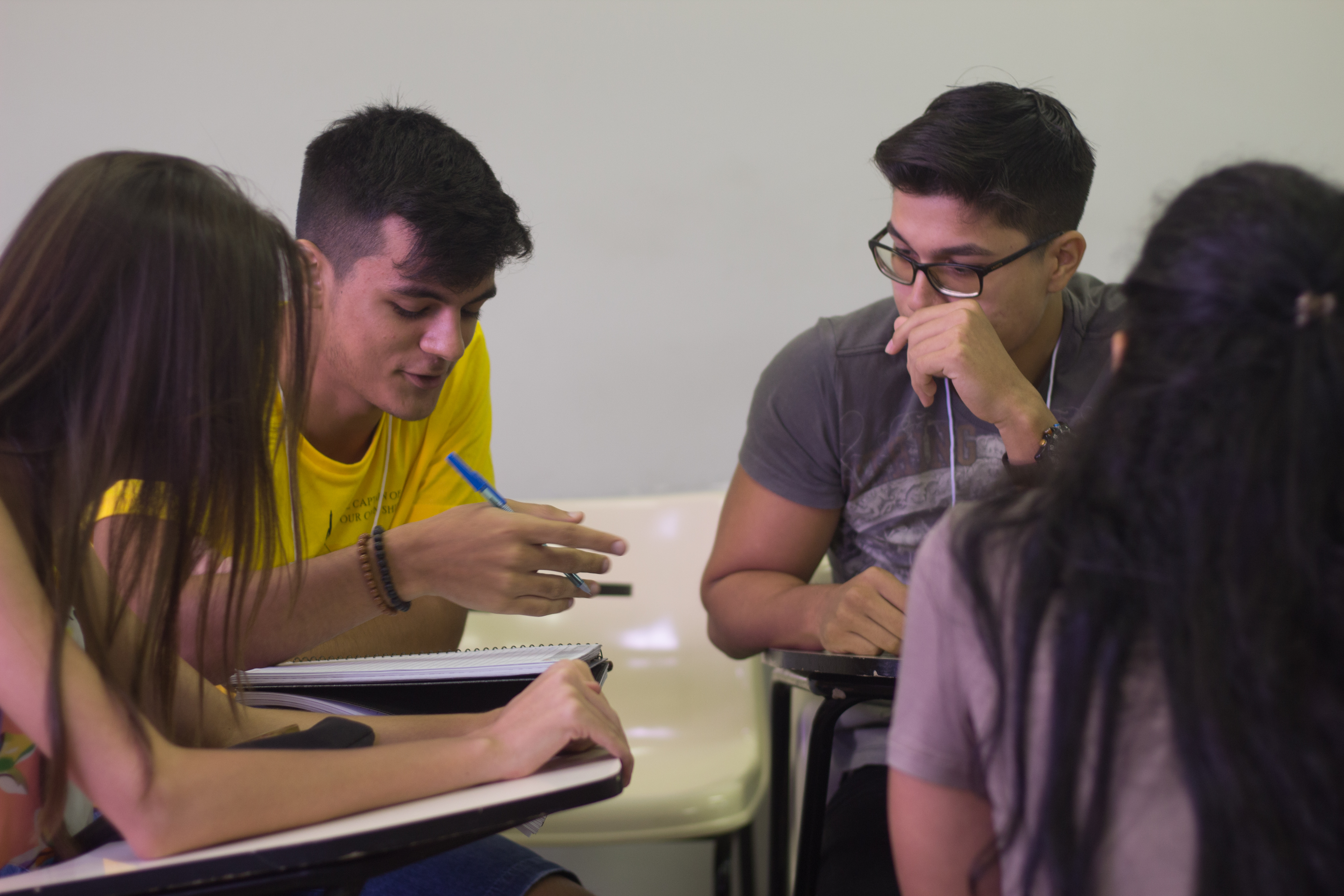 #pracegover Quatro bolsistas estão reunidos articulando ideias sobre a Formação 